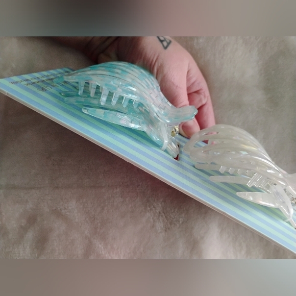 piper.k • SET OF 2 LARGE Sea Shell Hair Claw Clips - Iridescent White & Blue 🆕 - Picture 2 of 6